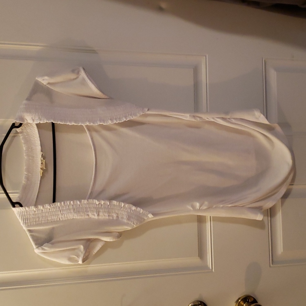 3/$10 Derek Heart White Top w/Ruching On Sides. Sz M